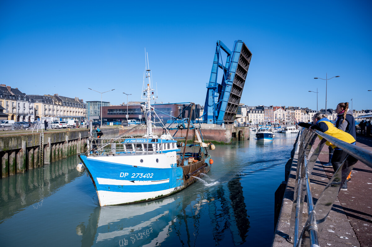 dieppe_sortie_du_port_d_un_bateau_de_peche_-_thomas_le_floc_h-thomas_le_floc_h-22293-1200px.jpg