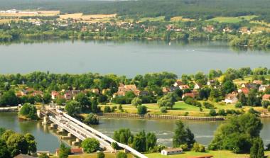 Vue d'une ville normande illustrant l'aménagement durable du territoire