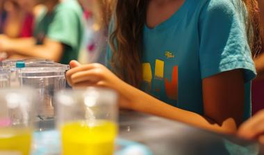 Enfant devant une expérience scientifique