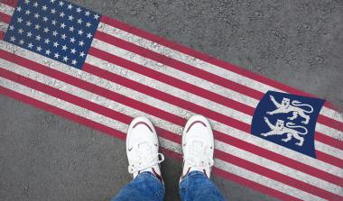 Drapeaux des Etats-Unis et de la Région Normandie