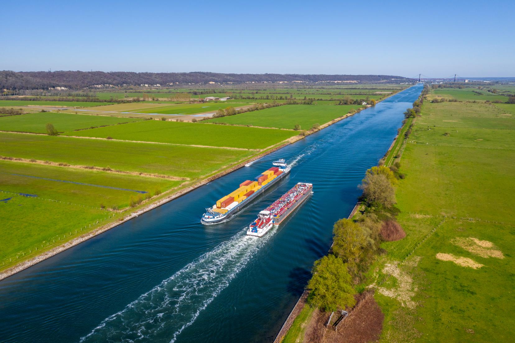 Circulation de barges fluviales sur le canal de Tancarville. Crédit Haropa Port